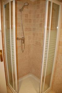 カラン・ボッシュにあるBon Reposのバスルーム(ガラス張りのシャワー付)が備わります。