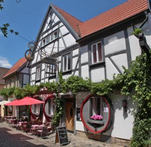 ein schwarzweißes Gebäude mit rotem Dach in der Unterkunft Weinhotel Oechsle & Brix in Sommerhausen