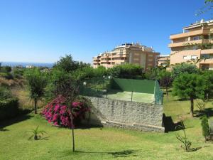 park z namiotem i kwiatami w mieście w obiekcie Atico Torremolinos w mieście Torremolinos