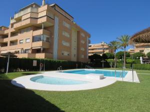 Bazén v ubytování Atico Torremolinos nebo v jeho okolí