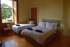 Habitación de hotel con 2 camas y ventana en Ardgowan Guest House, en Edimburgo