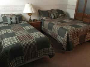 Een bed of bedden in een kamer bij Anglers Retreat