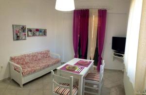 ein Wohnzimmer mit einem Sofa und einem Tisch in der Unterkunft Esperia Studios in Tsoukaladhes