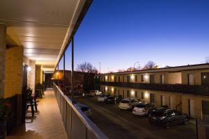 un balcon avec des voitures garées dans un parking dans l'établissement Centralpoint Motel, à Wagga Wagga