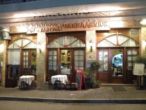 Reštaurácia alebo iné gastronomické zariadenie v ubytovaní Guesthouse Iridanos
