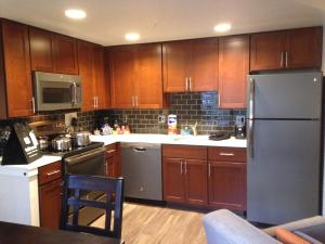 A kitchen or kitchenette at National at Virginia Square