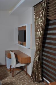 TV a/nebo společenská místnost v ubytování Cebeciler Hotel