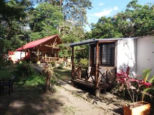 een kleine hut in een tuin met een gebouw bij TierraViva in Tobia