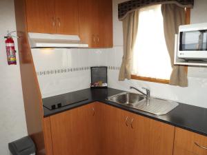 Ceduna Foreshore Caravan Park的厨房或小厨房