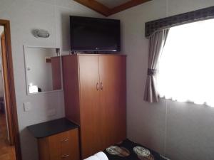 Ceduna Foreshore Caravan Park的电视和/或娱乐中心
