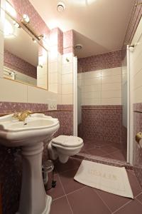 Koupelna v ubytování Hotel Gold Chotoviny + 31 fotografií