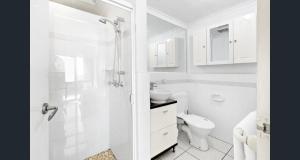 A bathroom at Shandelle Apartments