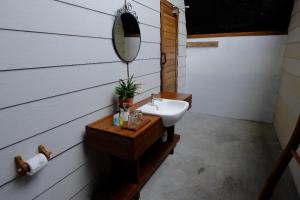 Ett badrum på Bayu Lestari Island Resort