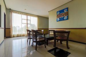 a dining room with a table and chairs at RedDoorz Plus @ Tuparev Cirebon in Cirebon