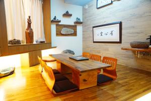 三義鄉的住宿－石話石說一館，一间带木桌和椅子的用餐室