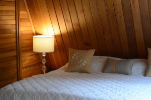 A bed or beds in a room at Gabriola Central B&B