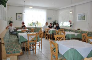 Een restaurant of ander eetgelegenheid bij Strandhotel Pichler