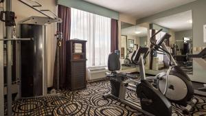 um quarto de hotel com um ginásio com equipamento de exercício em Best Western Lake Cumberland Inn em Monticello