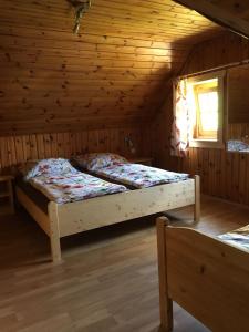 1 dormitorio con 1 cama en una cabaña de madera en Haus Katrin en Sankt Marein bei Knittelfeld