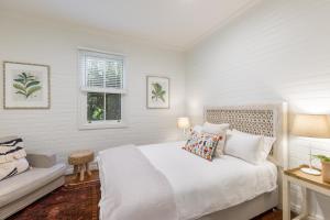 A bed or beds in a room at Jetty House
