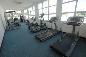 een fitnessruimte met loopbanden en crosstrainers bij Bay Resort Condominium in Miri