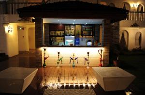 Area lounge atau bar di Boracay Summer Palace Hotel