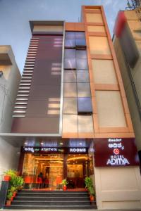 una vista frontal de un edificio con una tienda en Hotel Aditya, en Mysore