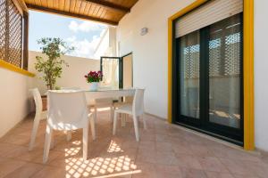 A balcony or terrace at B&B Li Tarici