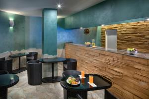Makanan di atau di tempat lain dekat hotel
