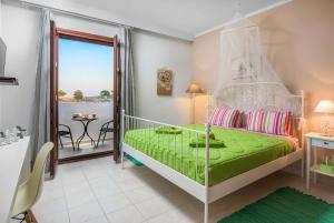 Postel nebo postele na pokoji v ubytování Lindos Emerald