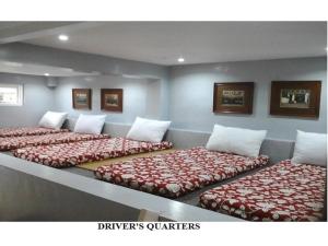Postel nebo postele na pokoji v ubytování Agreeable Family Baguio Suites