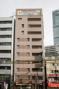 ein Gebäude mit einem Schild an der Seite in der Unterkunft Ave Tennoji Hotel in Osaka