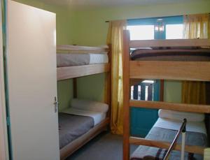Двухъярусная кровать или двухъярусные кровати в номере Ô CHALET 1700 chalet FFS