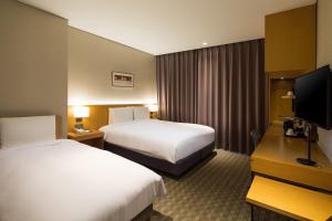 Postel nebo postele na pokoji v ubytování Sotetsu Hotels The Splaisir Seoul Dongdaemun