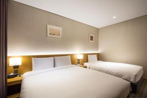 Postel nebo postele na pokoji v ubytování Sotetsu Hotels The Splaisir Seoul Dongdaemun