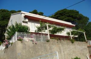 una casa con un balcón con flores. en Apartments Lile, en Dubrovnik