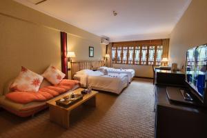 麗江的住宿－麗江王府飯店，酒店客房设有两张床和一台平面电视。