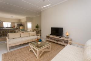 TV a/nebo společenská místnost v ubytování Beau Vallon Villa Chalets