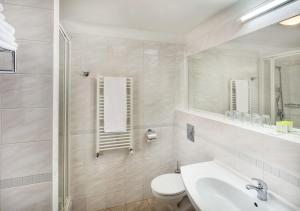 Kamar mandi di Wellness Hotel Babylon