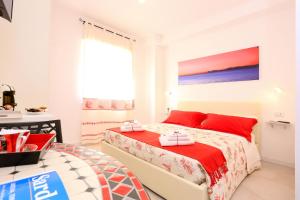 Un dormitorio con una cama con almohadas rojas. en Rosso di Mare Alghero en Alghero