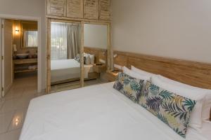 เตียงในห้องที่ Beau Vallon Villa Chalets