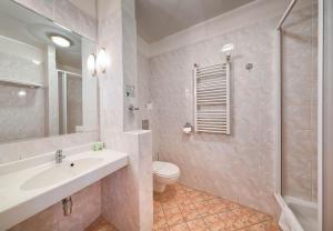 Kamar mandi di Wellness Hotel Babylon