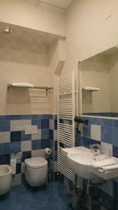 ボローニャにあるCasa Isolani Piazza Maggiore 1.0のバスルーム(洗面台、トイレ、鏡付)