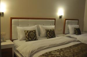 Postel nebo postele na pokoji v ubytování Cebeciler Hotel