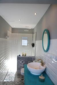 a bathroom with a sink and a mirror and a tub at El Capricho de Nieves in Laspuña