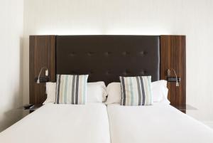 Кровать или кровати в номере Petit Palace Tamarises