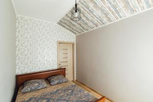 um quarto com uma cama e um tecto em Apartments Faraon 4 em Sumy