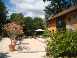 un jardin avec des fleurs et des plantes devant un bâtiment dans l'établissement la Grange de Félicie, à Charrey-sur-Saône