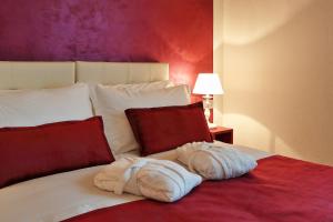 A bed or beds in a room at RELAIS VAL D'ORCIA