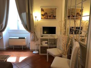 a living room with a television and a couch at Vicolo Doria Apartment in Rome